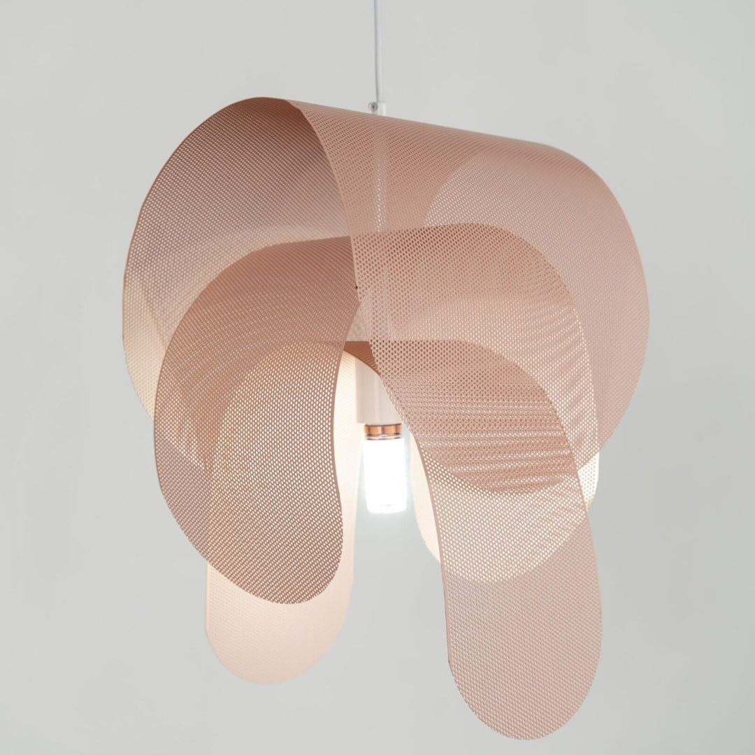Lámpara colgante de metal perforado con un elegante acabado rosa