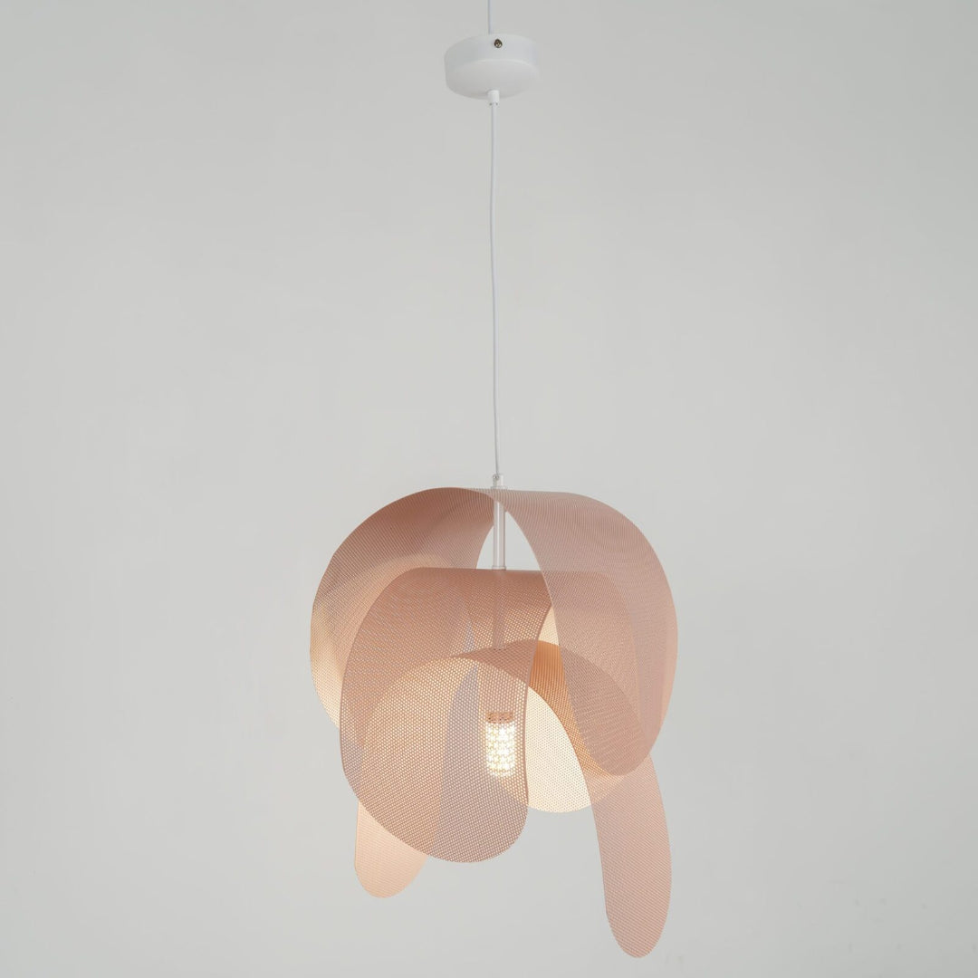Lámpara colgante de metal perforado con un elegante acabado rosa