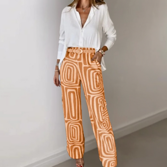 Clio – Conjunto elegante de dos piezas para mujer con blusa blanca y pantalones geométricos
