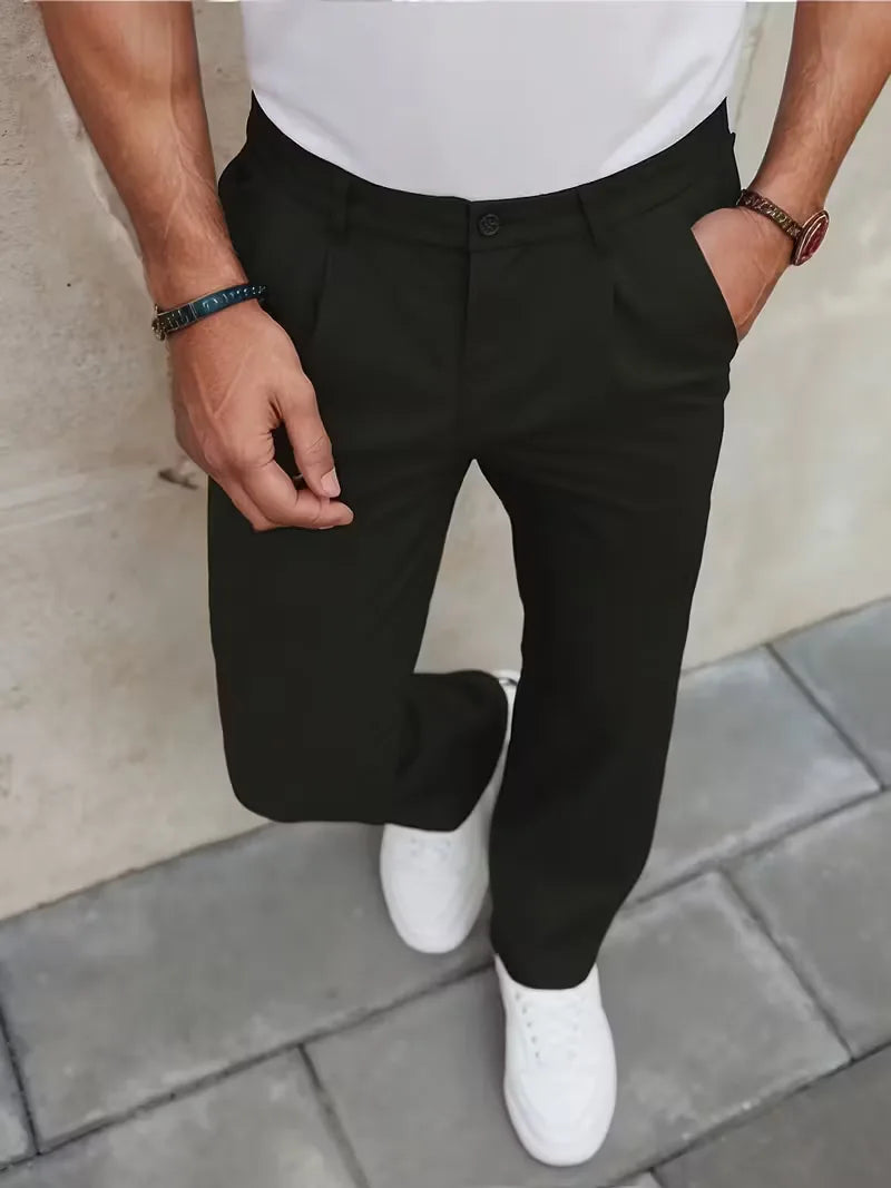 Pantalon droit avec plis et poches latérales