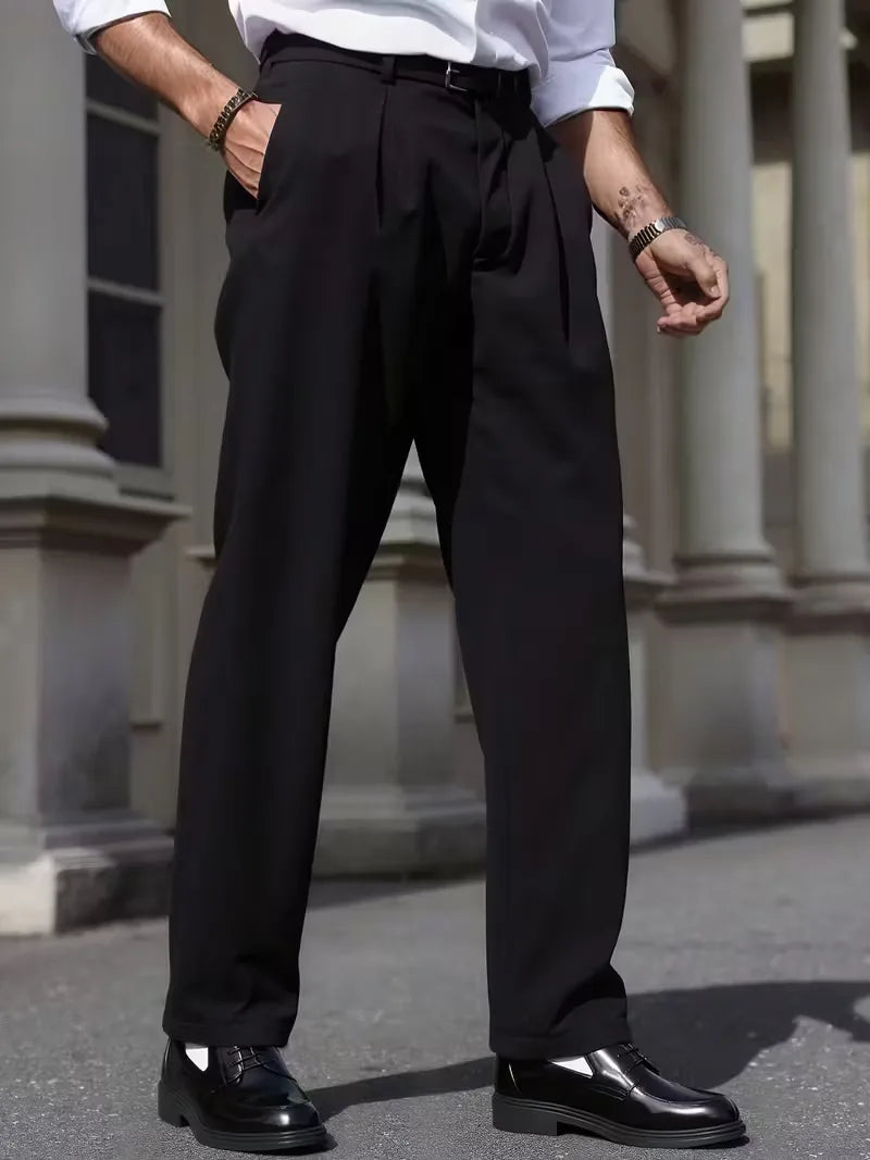 Pantalon droit avec plis et poches latérales