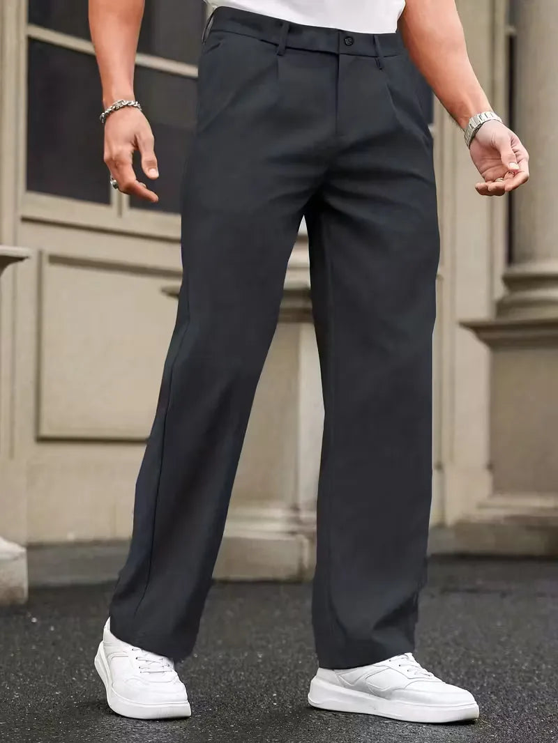 Pantalon droit avec plis et poches latérales