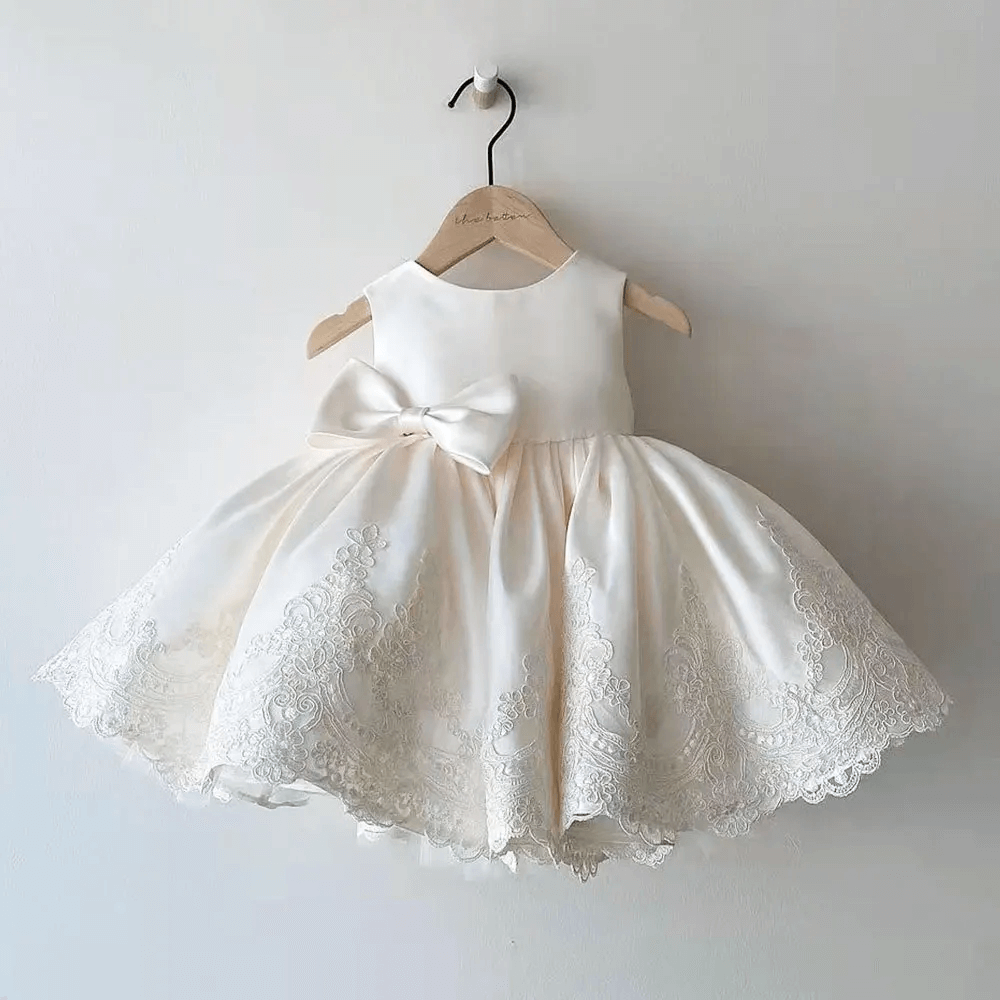 Robe de princesse Aurora avec dentelle et nœud – élégante et luxueuse