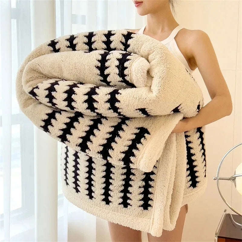 Coperta double-face con motivo geometrico e pile sherpa – Morbida, calda e decorativa