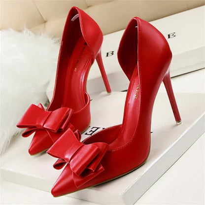 Schicke Pumps mit Schleifendetail und spitzer Zehenpartie