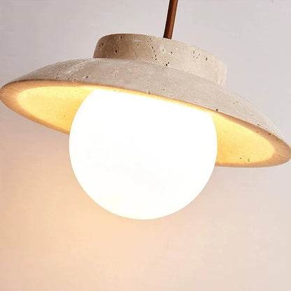 Elegante LED-Pendelleuchte aus Travertin