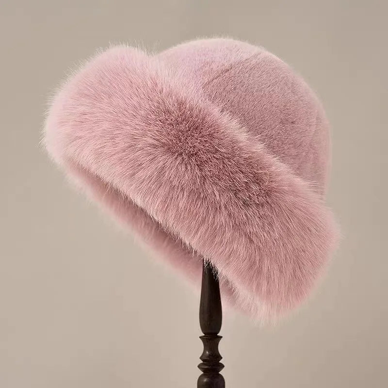 Dámská hřejivá elegantní zimní čepice s lemem z měkké umělé kožešiny