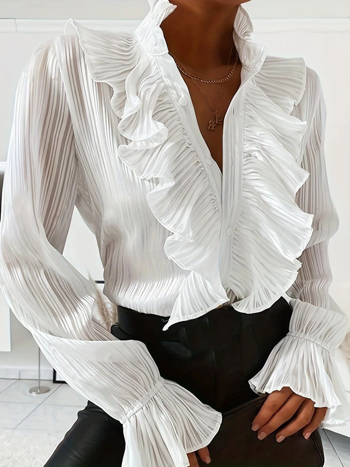 Elegante weiße Bluse mit Rüschen und langen Ärmeln für Damen