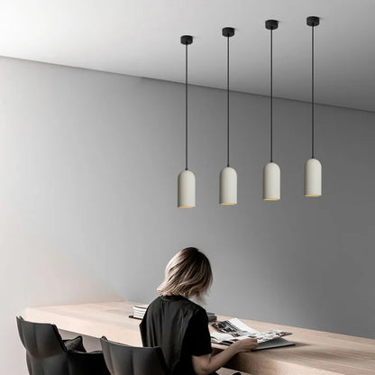 Minimalistické závesné LED svietidlo z cementu a mramoru