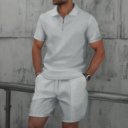 Completo estivo da uomo con polo con colletto e cerniera e comodi pantaloncini