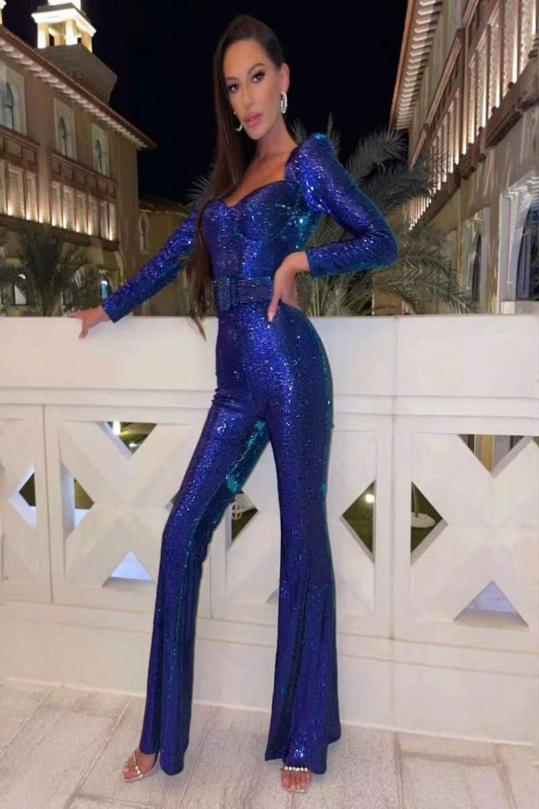 Mono elegante para mujer