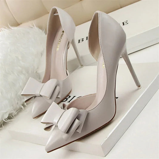 Zapatos de tacón elegantes con detalle de lazo y punta puntiaguda