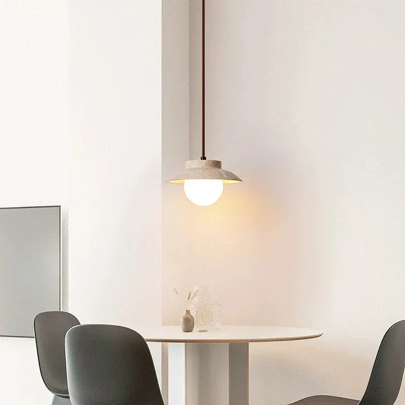 Elegante LED-Pendelleuchte aus Travertin
