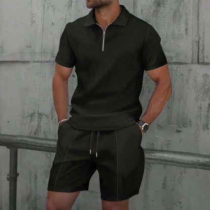 Completo estivo da uomo con polo con colletto e cerniera e comodi pantaloncini