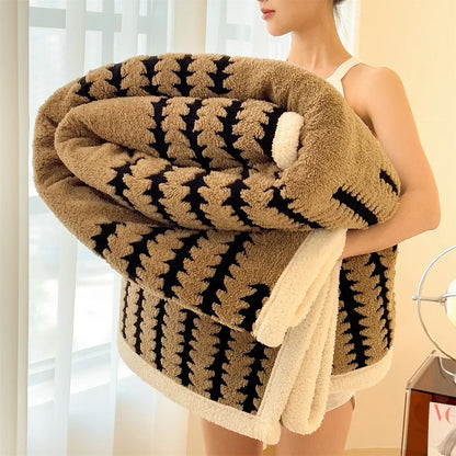 Coperta double-face con motivo geometrico e pile sherpa – Morbida, calda e decorativa