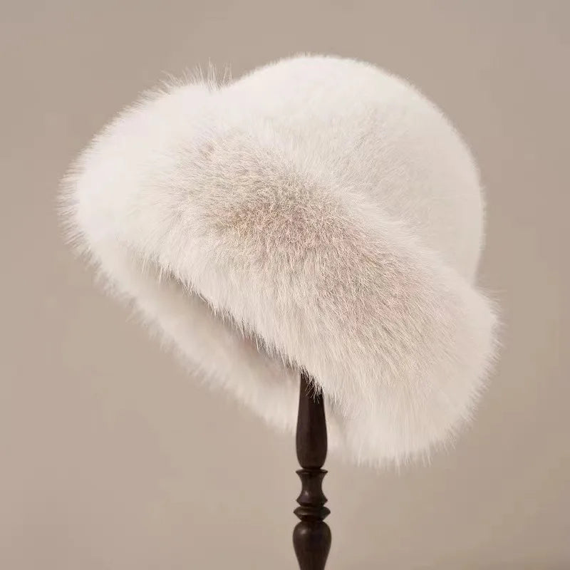 Dámská hřejivá elegantní zimní čepice s lemem z měkké umělé kožešiny