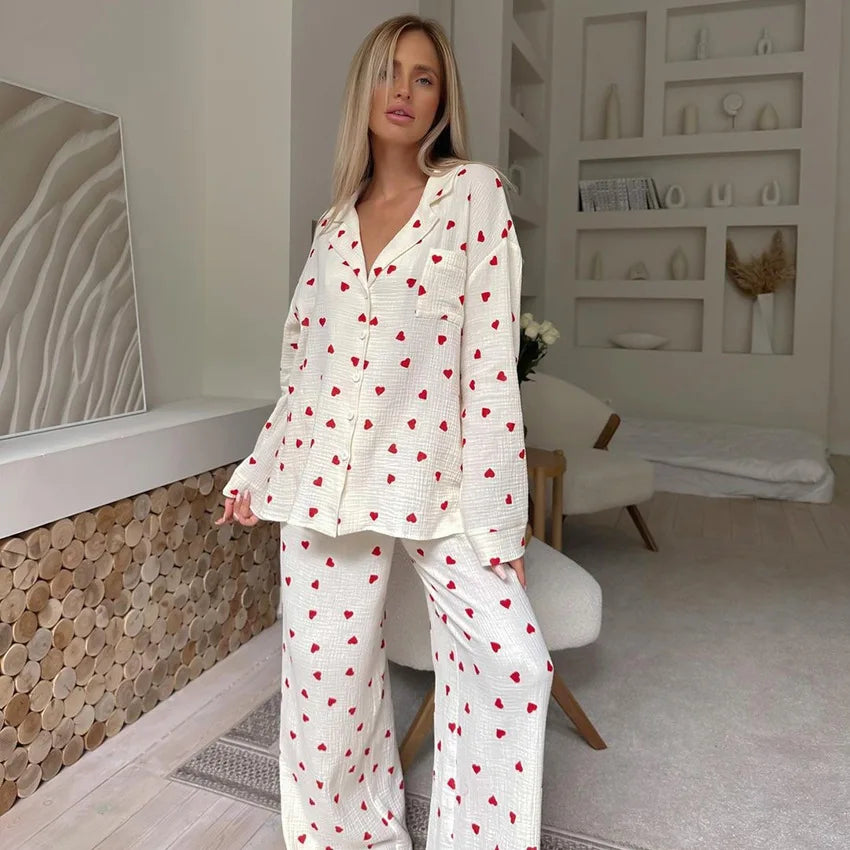 Soft Ladies' Two-Piece Pyjama Set with Heart Print and Button Closure