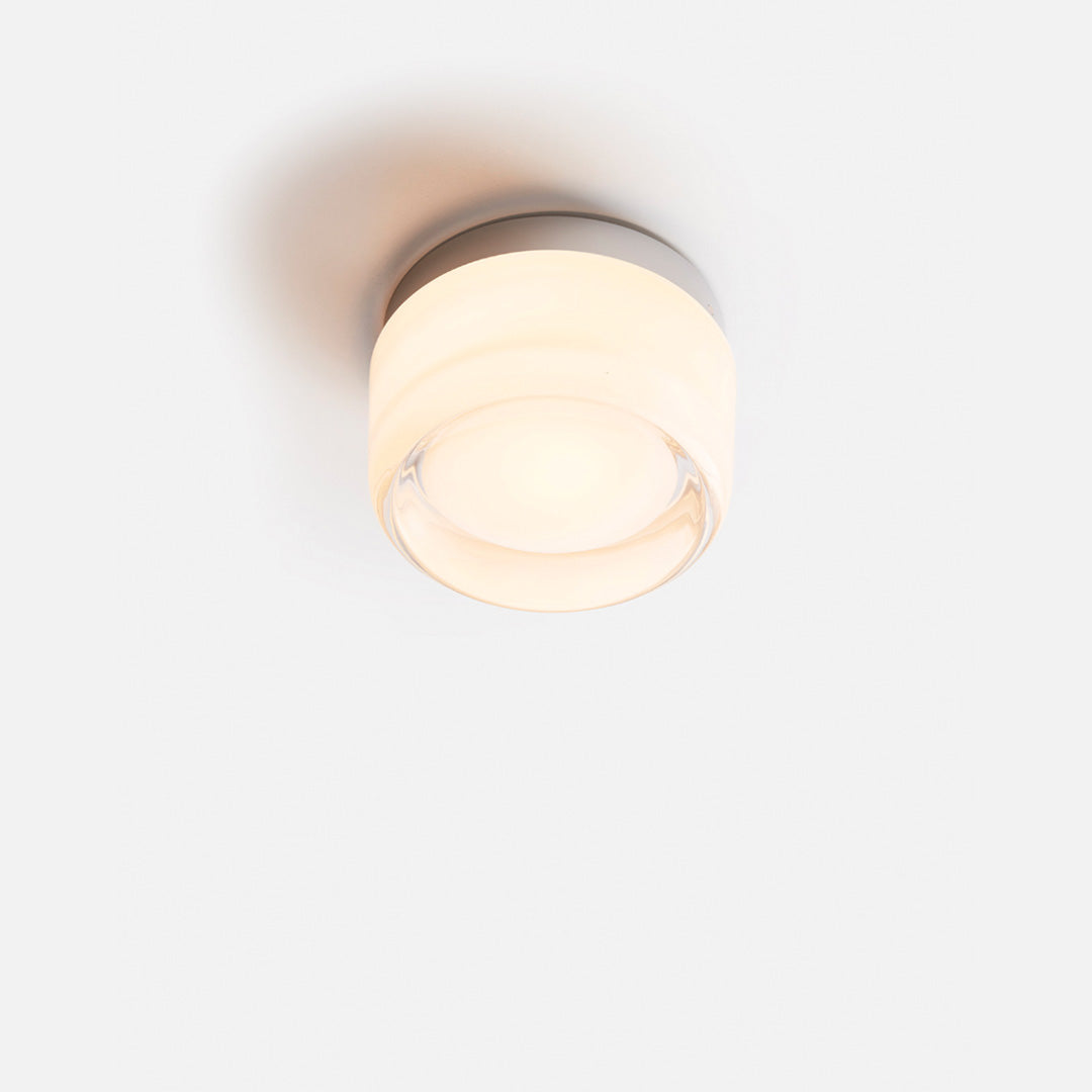 Applique moderna con diffusore in vetro per una luce d’atmosfera soffusa negli ambienti interni