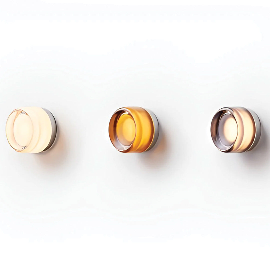 Applique moderna con diffusore in vetro per una luce d’atmosfera soffusa negli ambienti interni