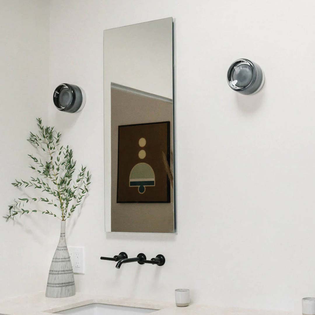 Applique moderna con diffusore in vetro per una luce d’atmosfera soffusa negli ambienti interni