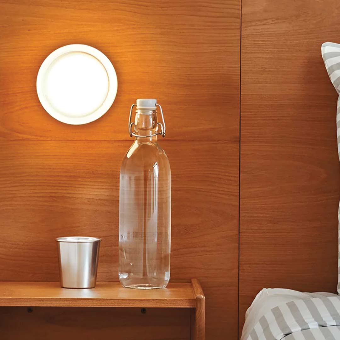 Applique moderna con diffusore in vetro per una luce d’atmosfera soffusa negli ambienti interni