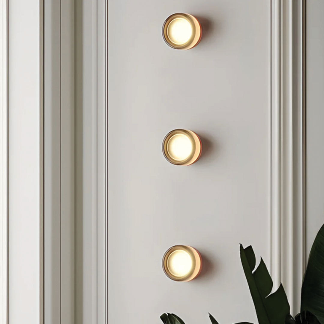 Applique moderna con diffusore in vetro per una luce d’atmosfera soffusa negli ambienti interni