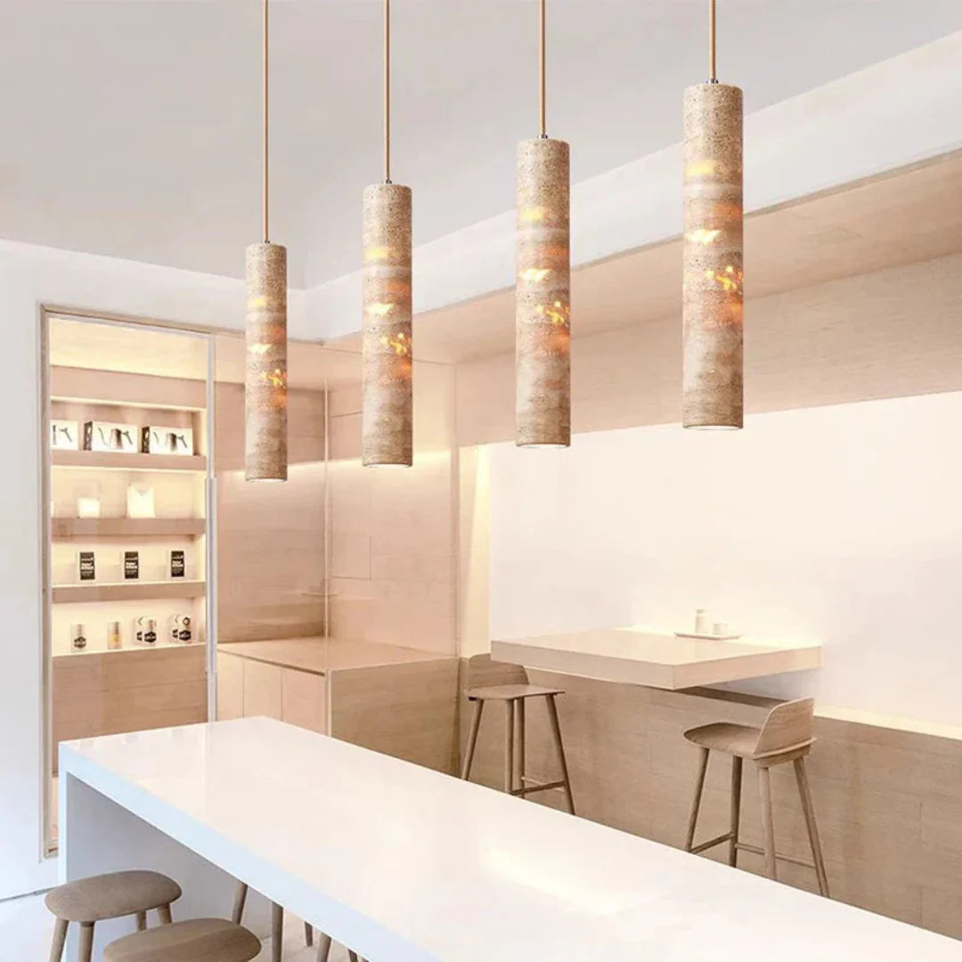 Luxusní závěsná lampa z krémového mramoru – elegantní a moderní design