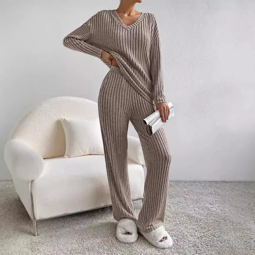 Completo da donna in maglia per il relax, dalla texture morbida e confortevole