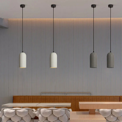 Minimalistické závesné LED svietidlo z cementu a mramoru