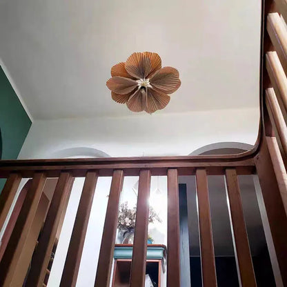 Svícen ve stylu art deco s květinovým motivem a LED osvětlením