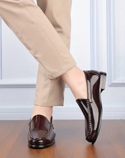 Shoes with lightweight design and pointed toe