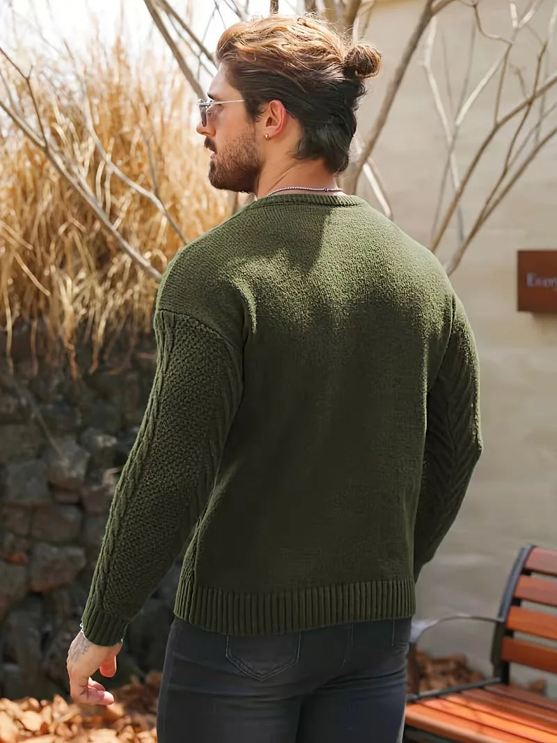 Pull ajusté à col rond avec motif torsadé