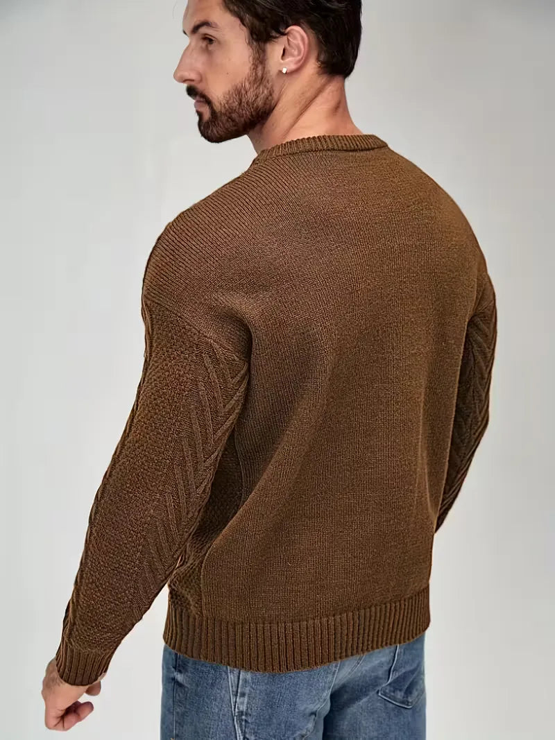 Pull ajusté à col rond avec motif torsadé