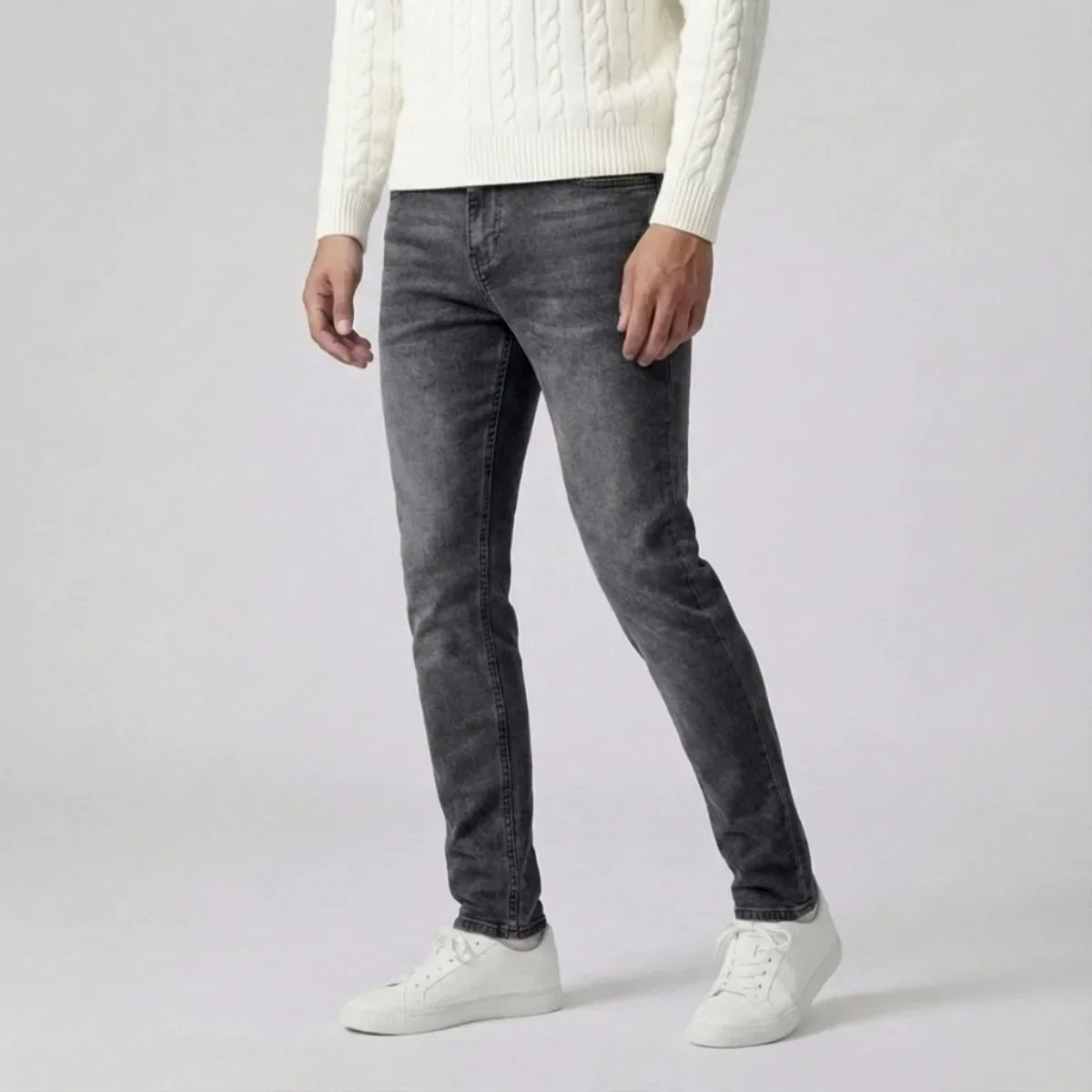 Slim fit jeans with light wash and five-pocket style