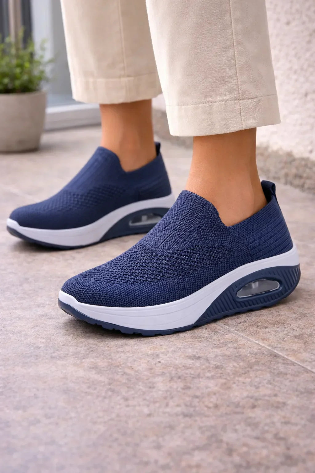 Slip-on sneakers with air cushion