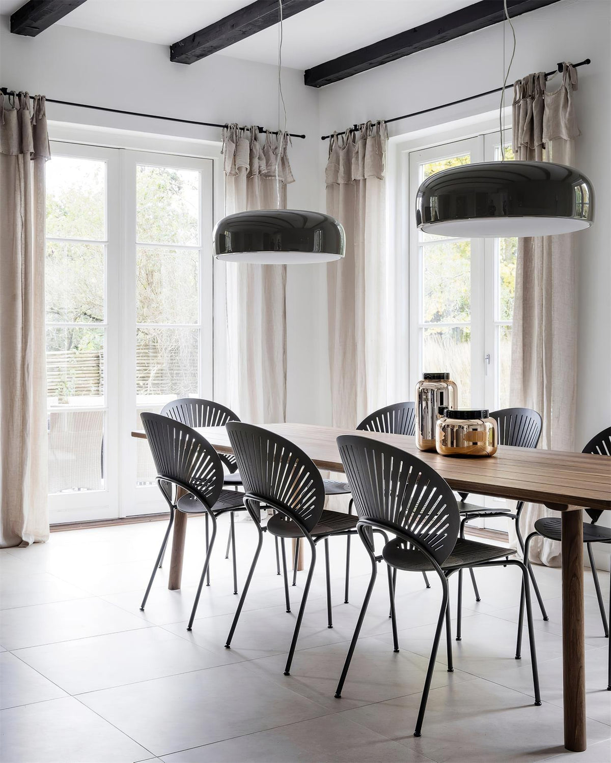Candeeiro suspenso elegante e minimalista para interiores modernos