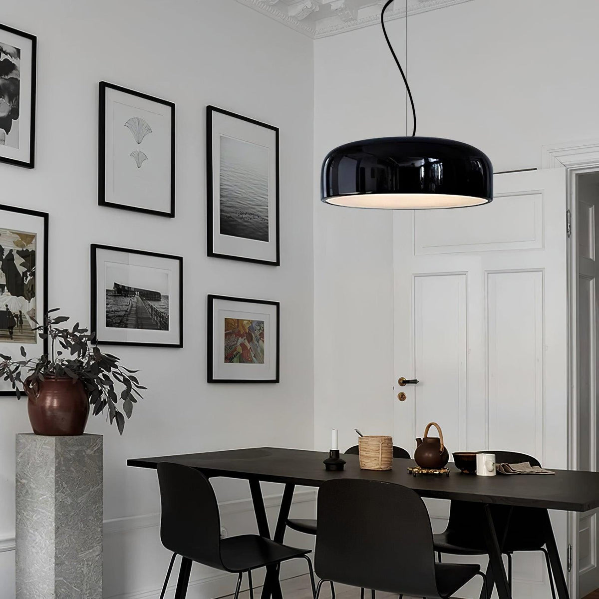 Candeeiro suspenso elegante e minimalista para interiores modernos