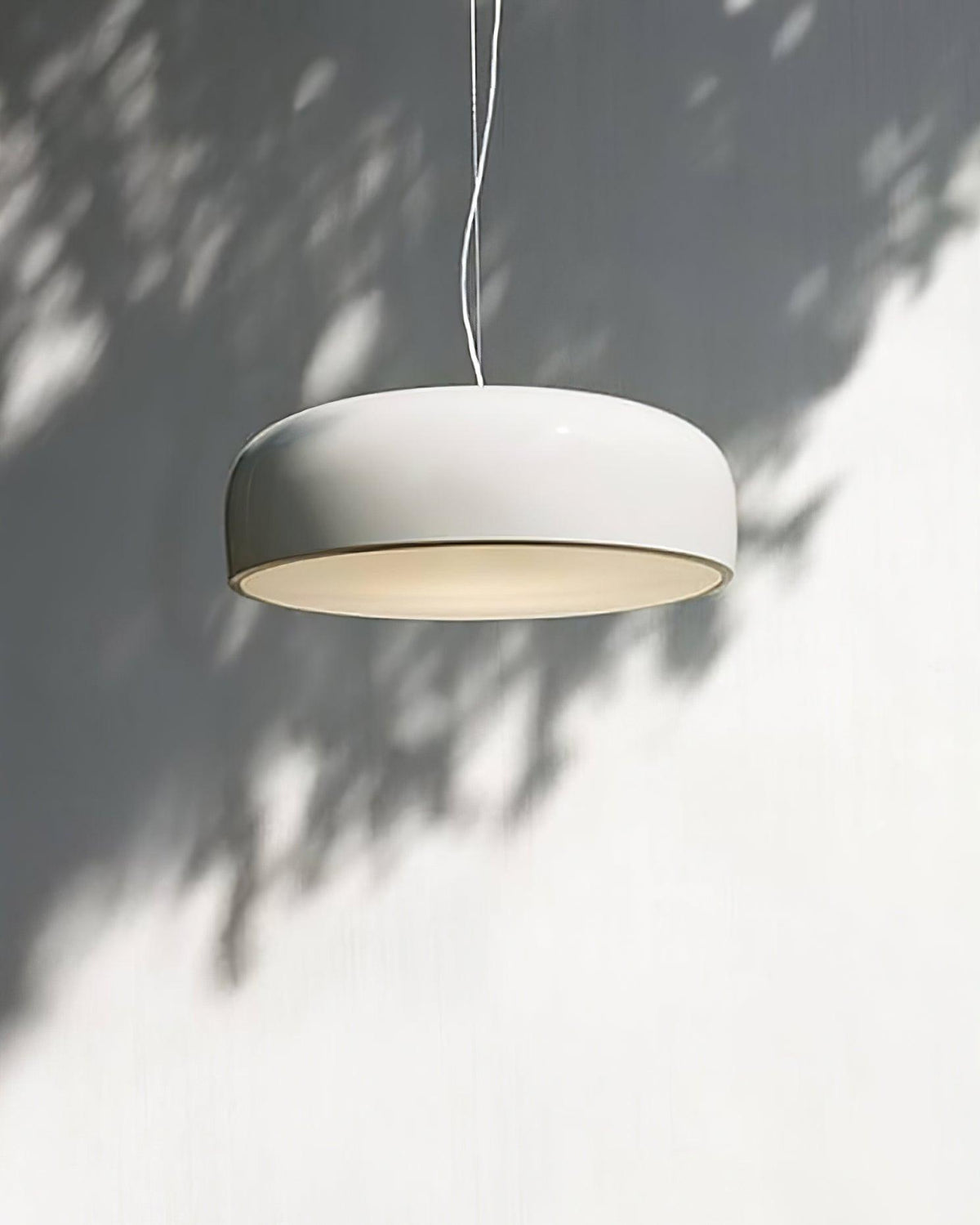 Candeeiro suspenso elegante e minimalista para interiores modernos