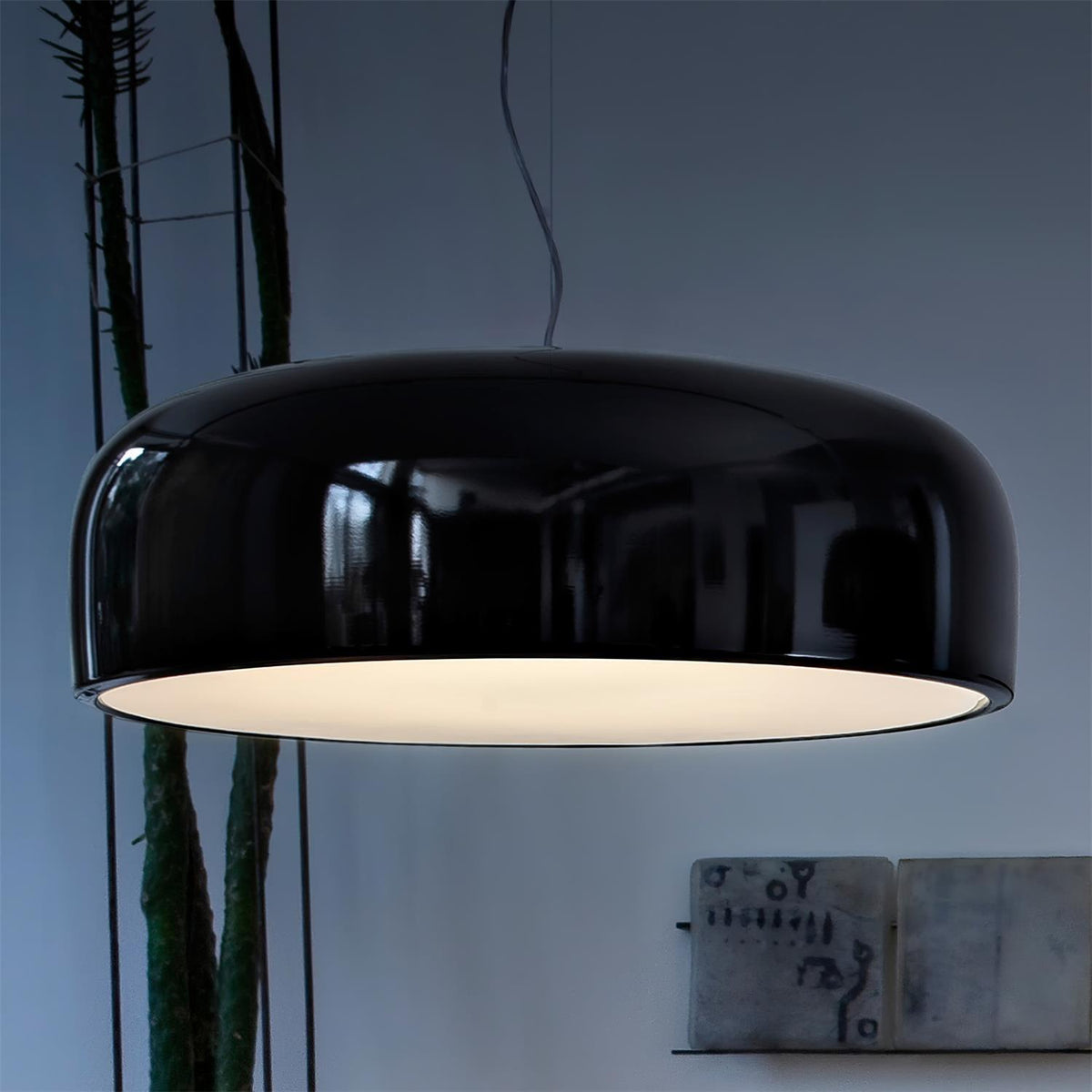 Candeeiro suspenso elegante e minimalista para interiores modernos