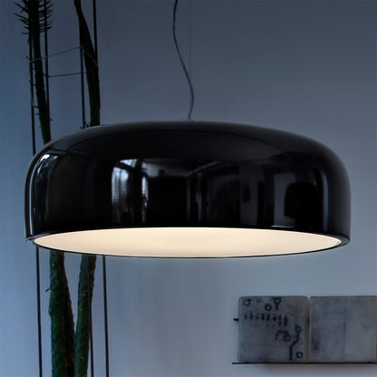 Candeeiro suspenso elegante e minimalista para interiores modernos