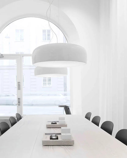 Candeeiro suspenso elegante e minimalista para interiores modernos