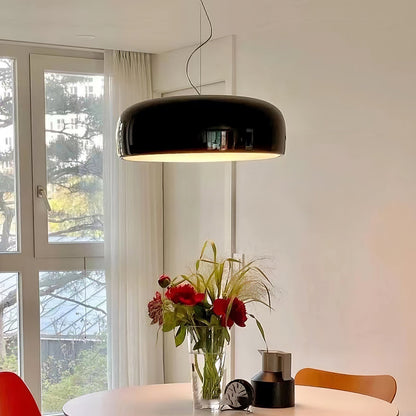 Candeeiro suspenso elegante e minimalista para interiores modernos