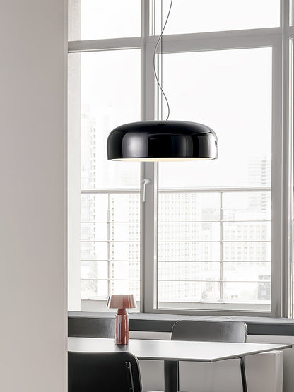 Candeeiro suspenso elegante e minimalista para interiores modernos