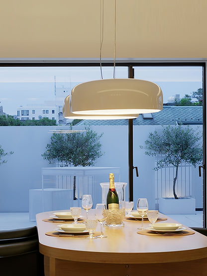 Candeeiro suspenso elegante e minimalista para interiores modernos