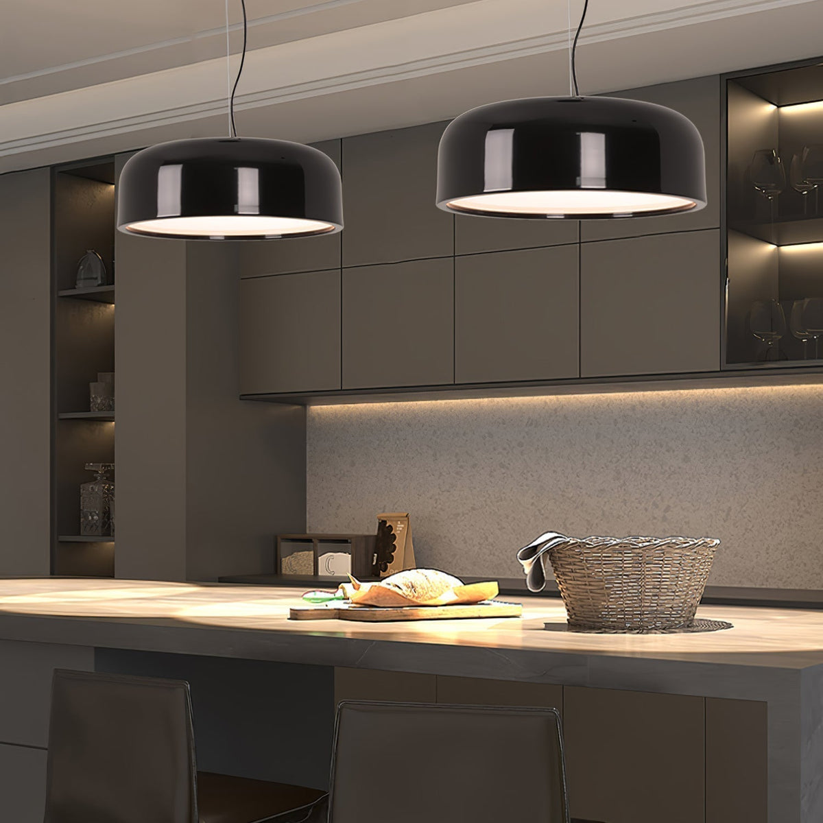 Candeeiro suspenso elegante e minimalista para interiores modernos