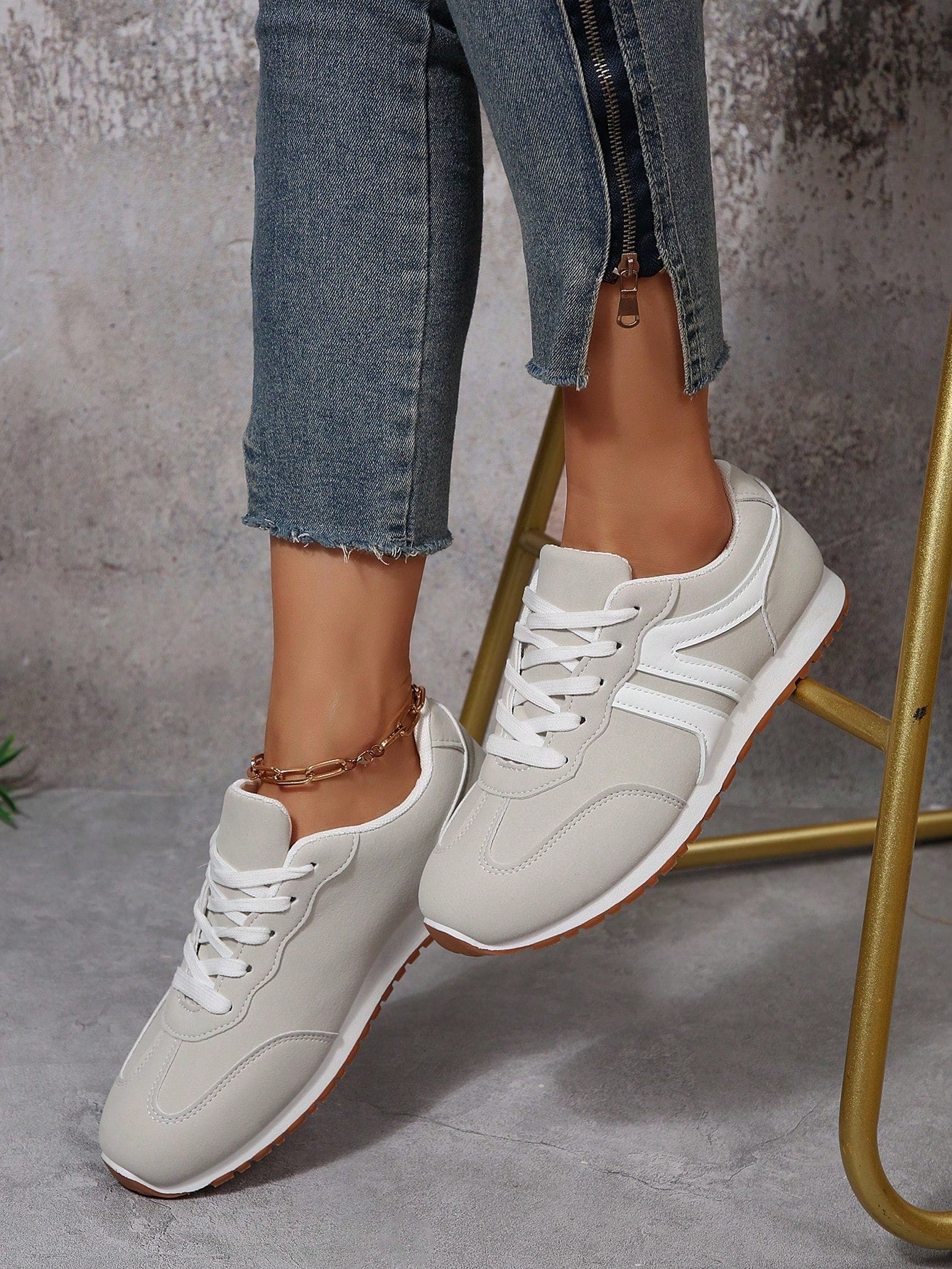 Sneakers with colour block design and lace-up closure
