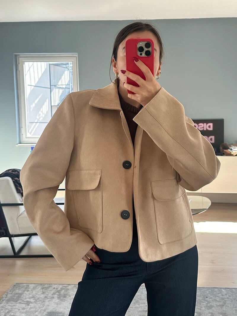 Chaqueta corta beige para mujer, de piel sintética con efecto ante y bolsillos con solapa