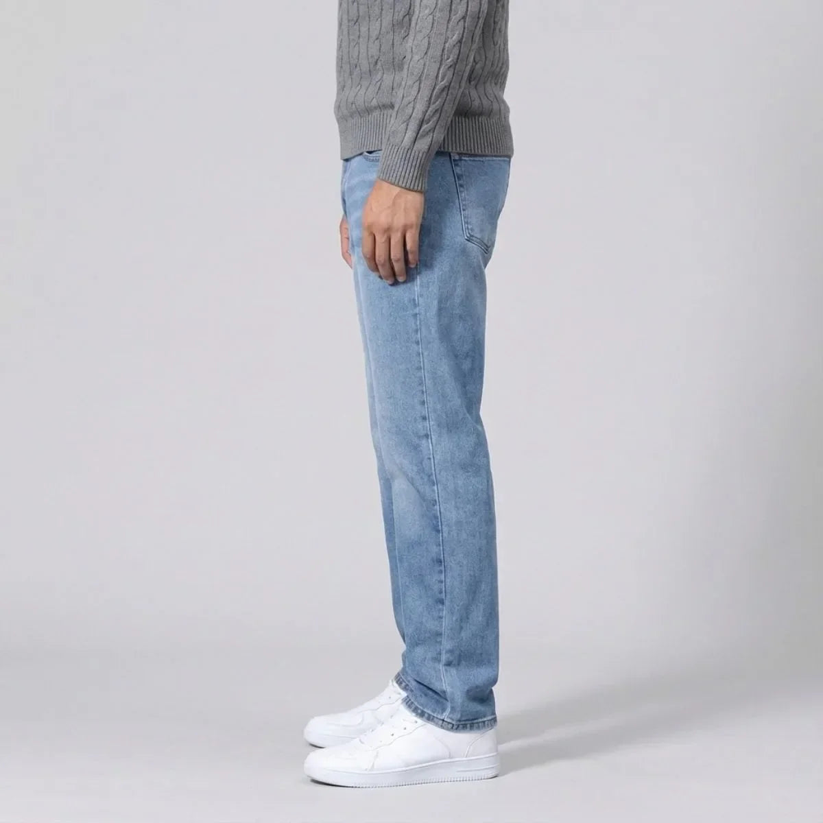 Straight jeans with light wash and regular fit