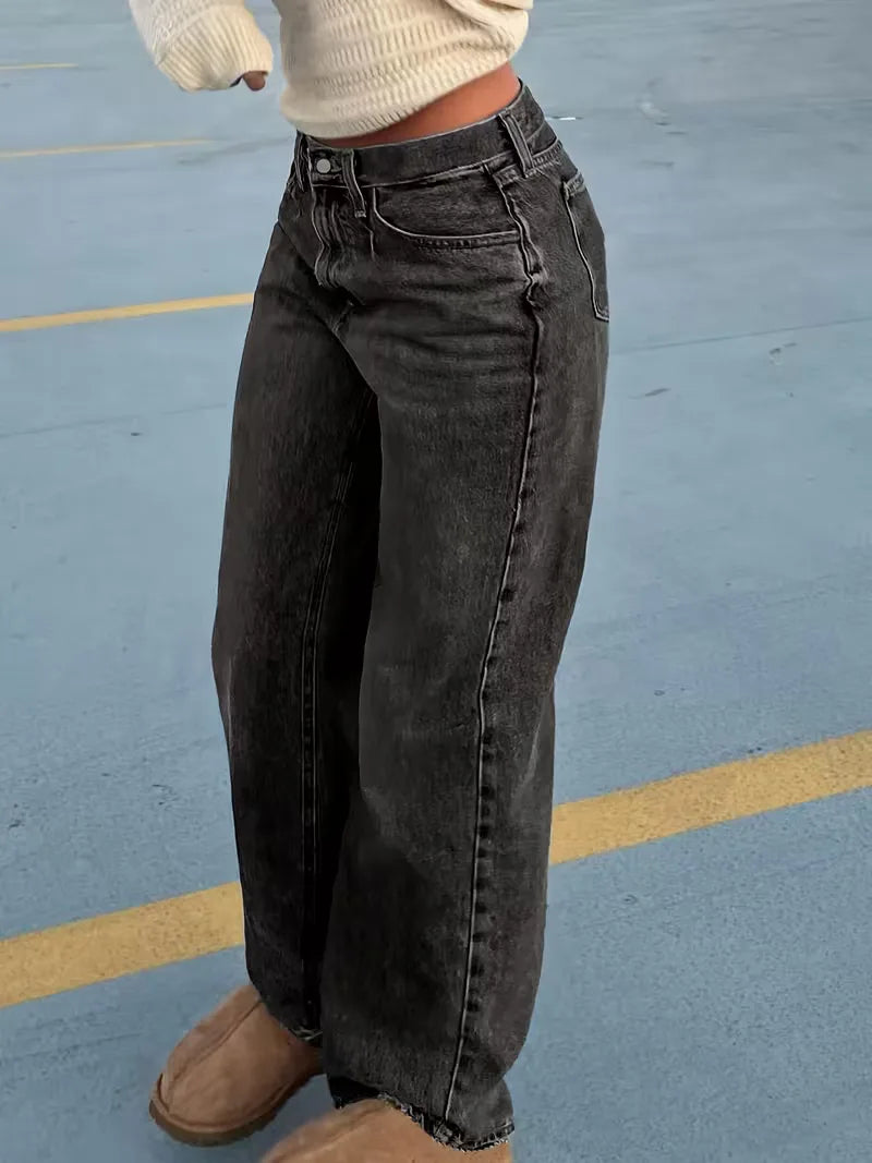 Straight jeans with mid-rise