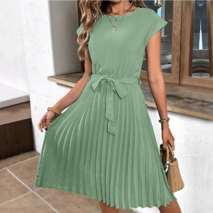 Pleated dress with short sleeves